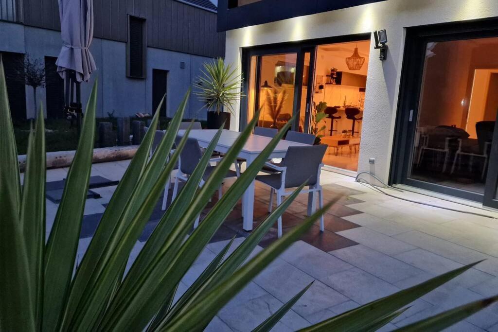 Prestige Neuf Avec Et Ecran De Cinema En Rez De Jardin